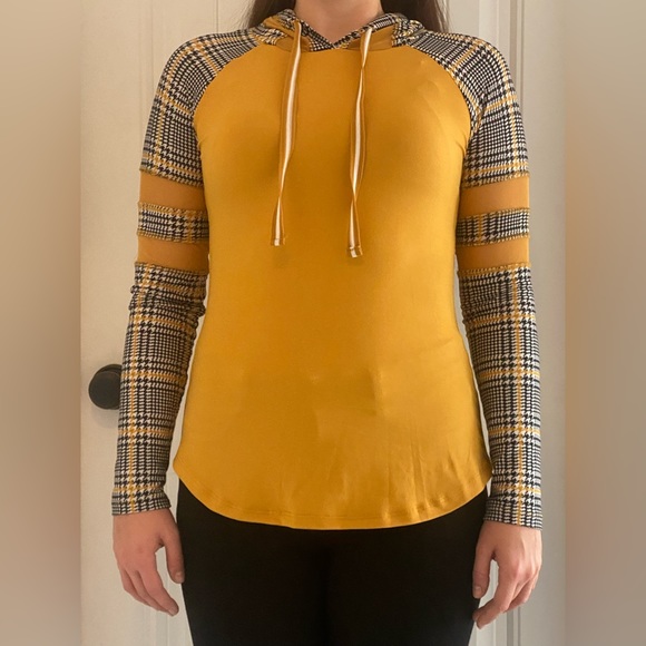 ULTRA FLIRT - Houndstooth mesh cutout long sleeve tee with hood - Picture 2 of 5